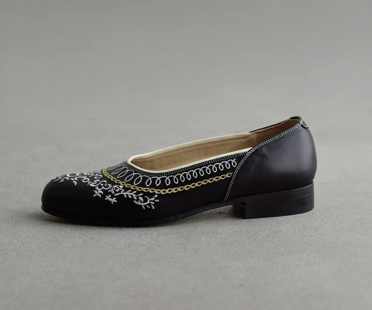 Post Production Dress Pumps オリジナル刺繍を全面に施したパンプス正面カット