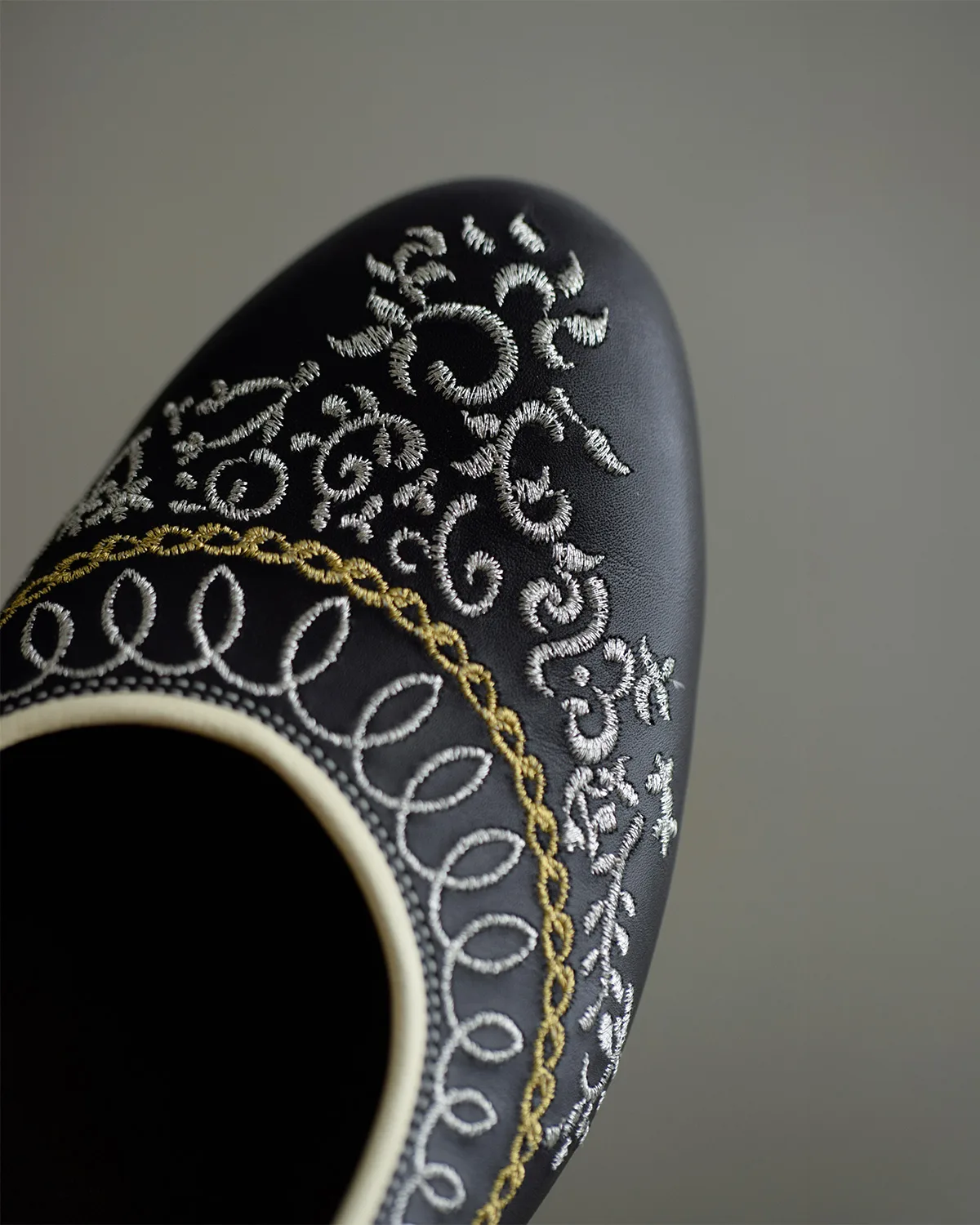 Post Production Dress Pumps インドのサリー柄を着想源にした植物柄刺繍のディテール