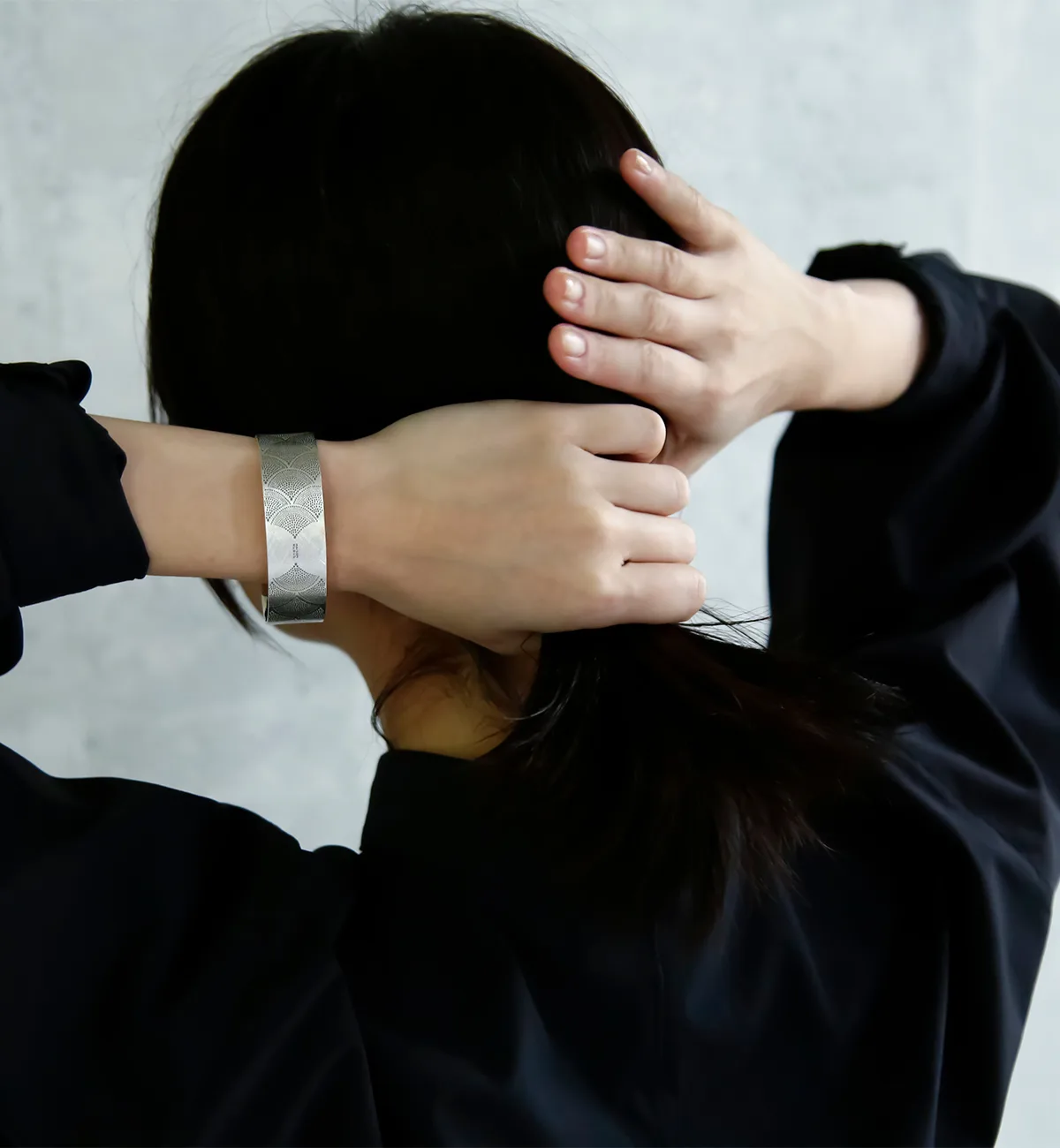 MAISON RUBUS. art deco bangle イチョウ柄 着用イメージ
