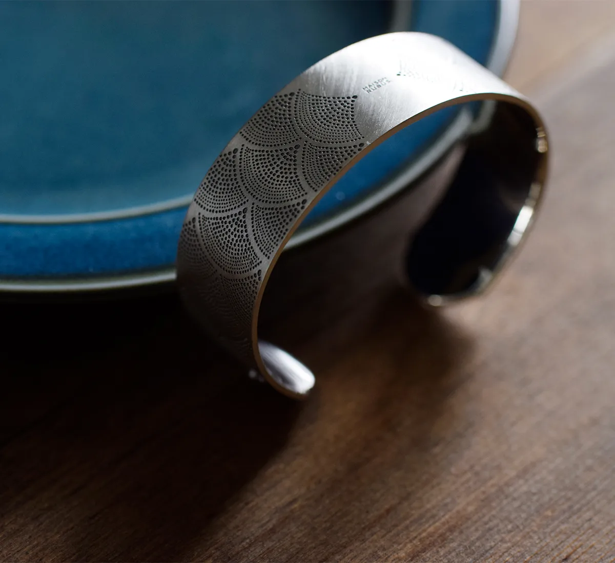 MAISON RUBUS. art deco bangle 彫刻模様アップ