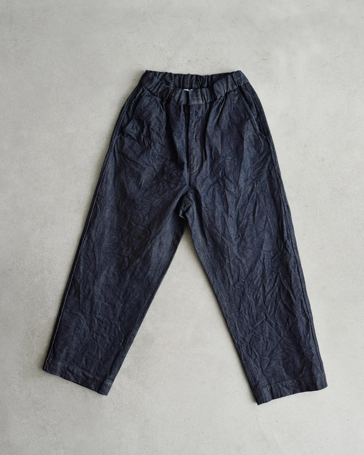 TOUJOURS Easy Field Trousers テーパードシルエットのディテール