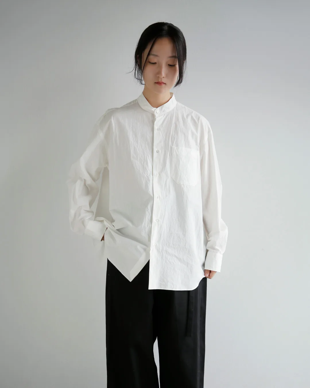 YOKO SAKAMOTO 製品染めのタイプライター バンドカラーシャツの質感