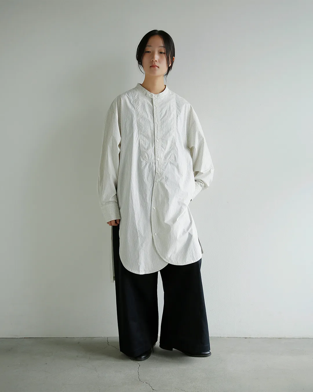 MASU MASU ロングオフィサーシャツのスタイリング1