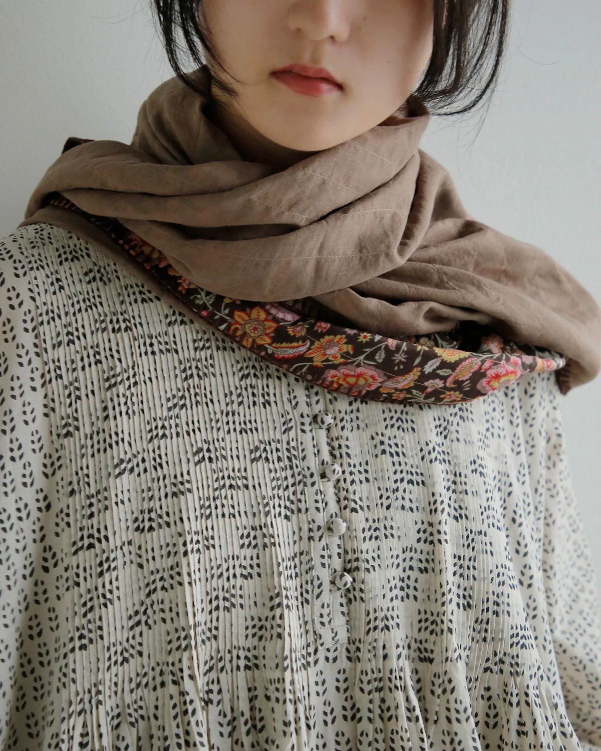 maison de soil シルクスカーフ 首元に巻いたアレンジ