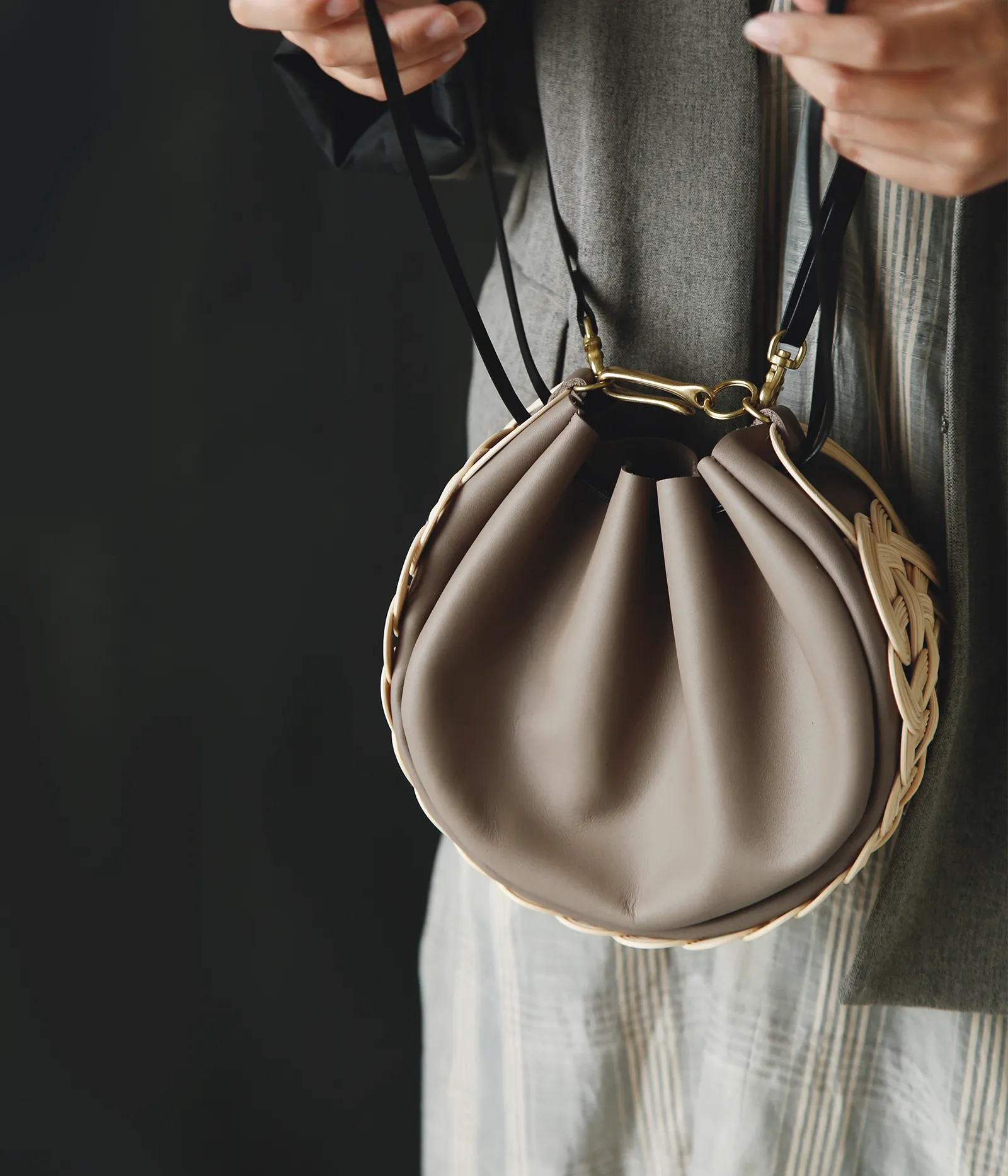 MSNOM 和装から洋装まで。様々な装いに馴染むクラシカルな藤×レザーバッグ