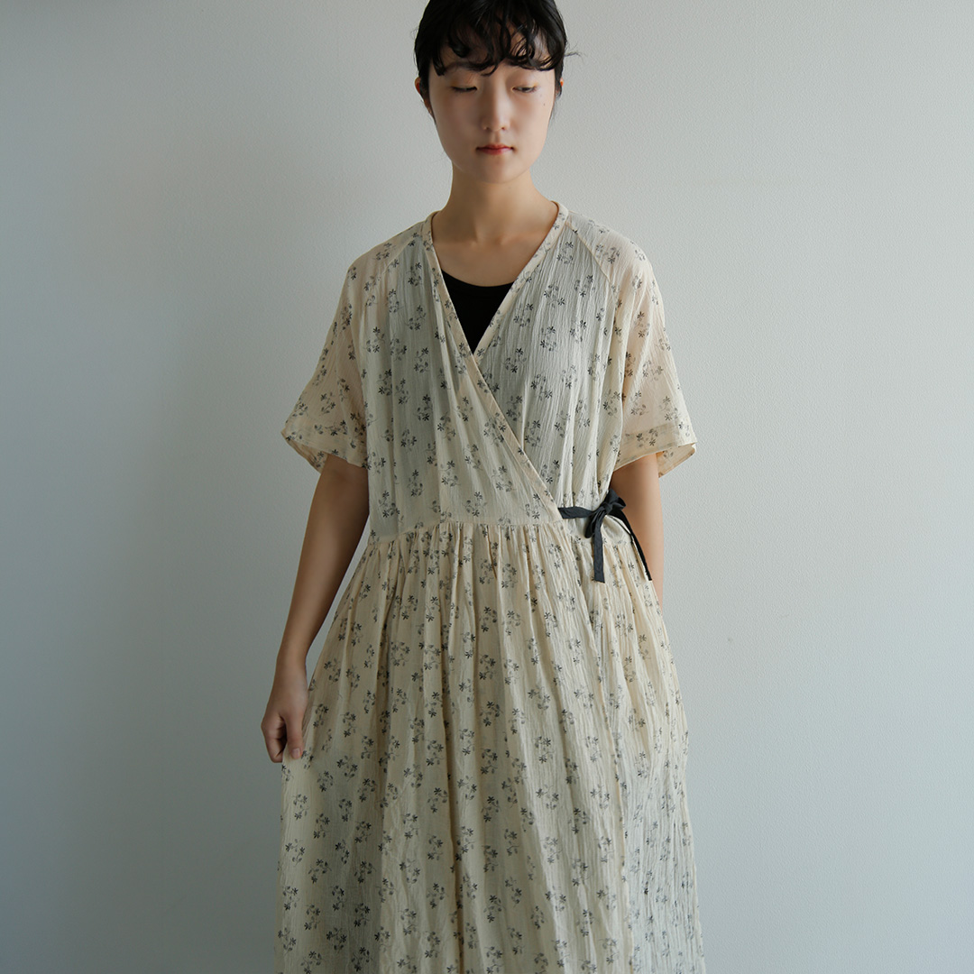 TOUJOURS ファインコットンガーゼ ピグメントフローラルプリント ドレス Half Sleeve Pleated Cache-coeur Dress