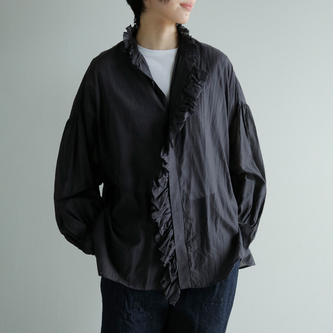 TOUJOURS �g�D�W���[  �f�B�t�@�����g�J�E���g �R�b�g���V���N �J�f�B �t�����V���c Band Collar Bishop Sleeve Ruffle Shirt jm45fs01  2026aw�V�� 