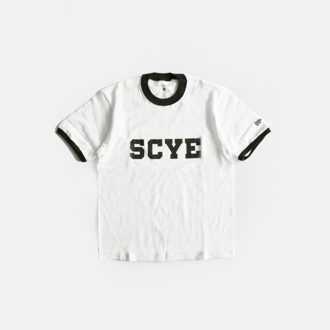 SCYE BASICS <br>ロゴプリントリンガーTシャツ